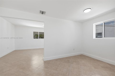House in Miami, Florida 4 bedrooms, 192.03 sq.m. № 2053078 - photo 14
