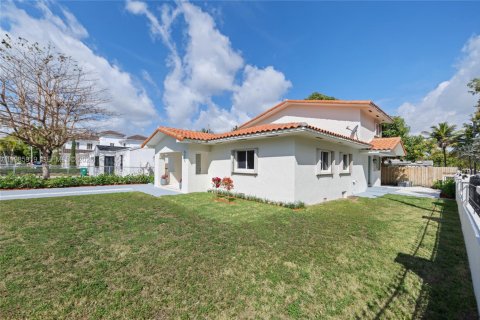 House in Miami, Florida 4 bedrooms, 192.03 sq.m. № 2053078 - photo 8