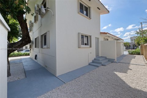 House in Miami, Florida 4 bedrooms, 192.03 sq.m. № 2053078 - photo 28