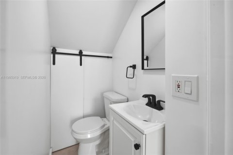 House in Miami, Florida 4 bedrooms, 192.03 sq.m. № 2053078 - photo 25