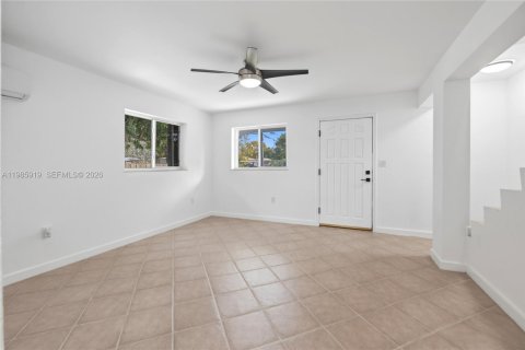 House in Miami, Florida 4 bedrooms, 192.03 sq.m. № 2053078 - photo 23