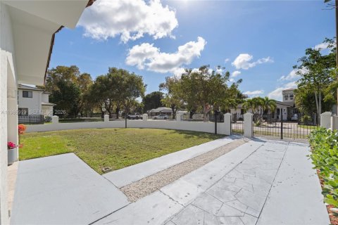 House in Miami, Florida 4 bedrooms, 192.03 sq.m. № 2053078 - photo 7