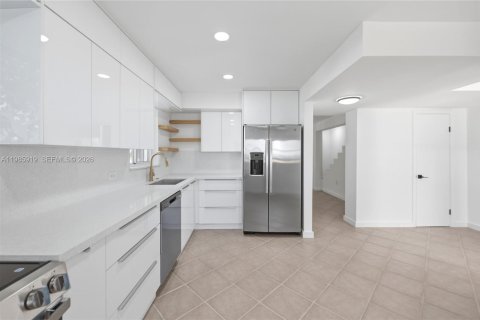 House in Miami, Florida 4 bedrooms, 192.03 sq.m. № 2053078 - photo 18