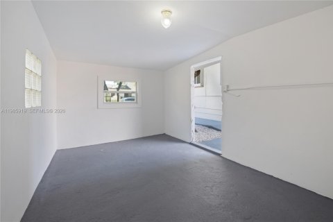 House in Miami, Florida 4 bedrooms, 192.03 sq.m. № 2053078 - photo 30