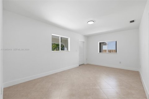House in Miami, Florida 4 bedrooms, 192.03 sq.m. № 2053078 - photo 13