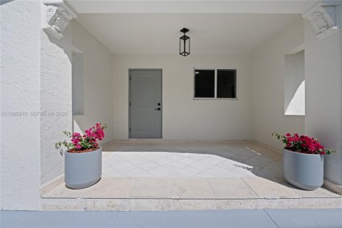 House in Miami, Florida 4 bedrooms, 192.03 sq.m. № 2053078 - photo 12