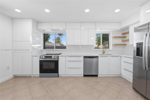 House in Miami, Florida 4 bedrooms, 192.03 sq.m. № 2053078 - photo 16