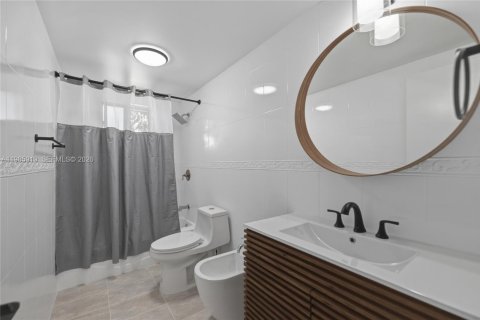 House in Miami, Florida 4 bedrooms, 192.03 sq.m. № 2053078 - photo 26