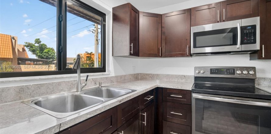 Таунхаус в Пемброк-Пайнс, Флорида 4 спальни, 150.13м2 № 2044247