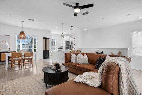 Townhouse in Winter Springs, Florida 2 bedrooms, 100.8 sq.m. № 1904108 - photo 2