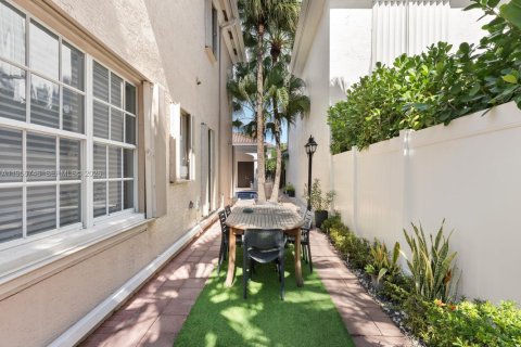 House in Sunny Isles Beach, Florida 5 bedrooms, 305.74 sq.m. № 2153503 - photo 13