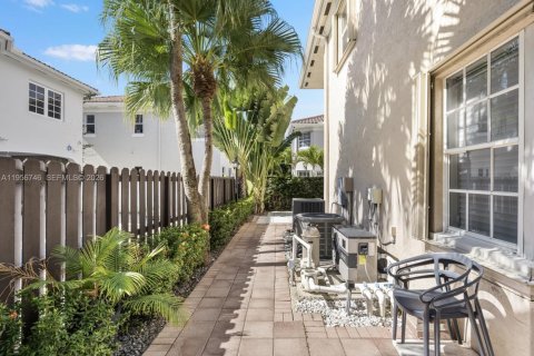 House in Sunny Isles Beach, Florida 5 bedrooms, 305.74 sq.m. № 2153503 - photo 15