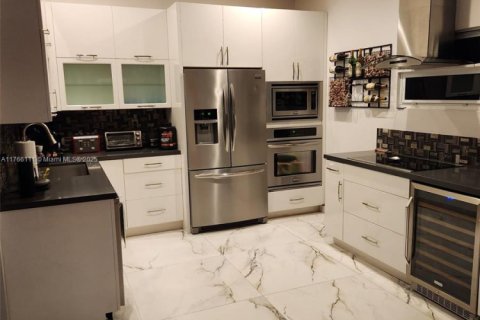 House in Doral, Florida 3 bedrooms, 103.21 sq.m. № 1867271 - photo 2