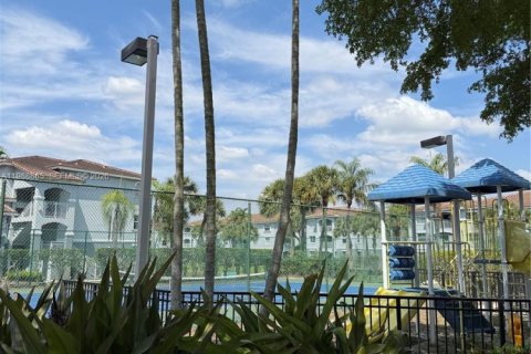 Купить кондоминиум в Пемброк-Пайнс, Флорида 3 спальни, 115.85м2, № 2051999 - фото 30