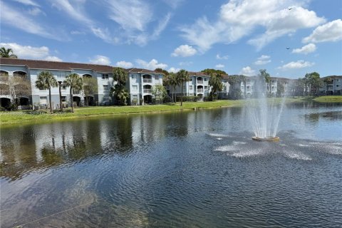 Купить кондоминиум в Пемброк-Пайнс, Флорида 3 спальни, 115.85м2, № 2051999 - фото 3