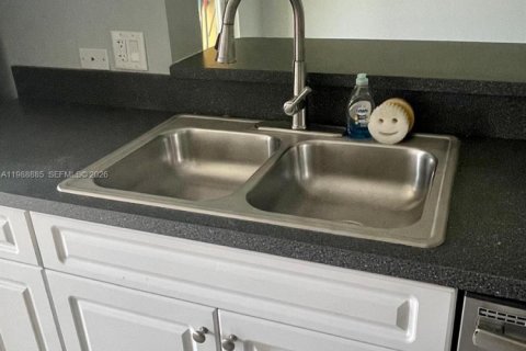 Купить кондоминиум в Пемброк-Пайнс, Флорида 3 спальни, 115.85м2, № 2051999 - фото 19