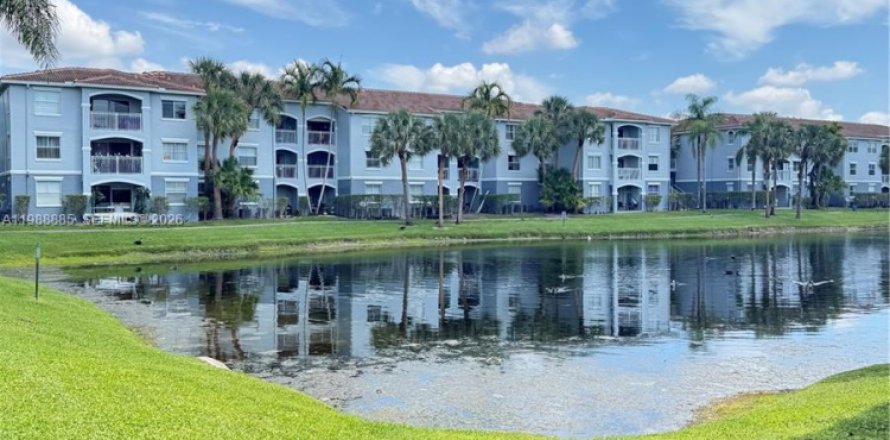 Кондоминиум с 3 спальнями в Пемброк-Пайнс, Флорида № 2051999