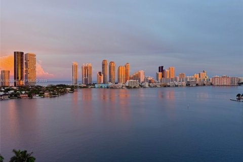 Condominio en venta en Aventura, Florida, 2 dormitorios, 126.81 m2 № 1986757 - foto 2