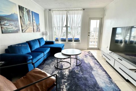 Condo in Miami Beach, Florida, 1 bedroom № 1976788 - photo 1