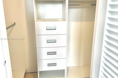 Condo in Miami Beach, Florida, 1 bedroom № 1976788 - photo 12