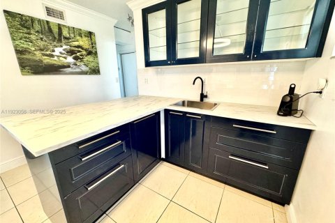 Condo in Miami Beach, Florida, 1 bedroom № 1976788 - photo 8