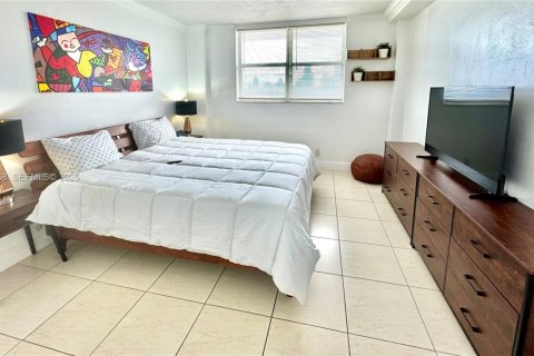 Condo in Miami Beach, Florida, 1 bedroom № 1976788 - photo 11