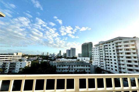 Condo in Miami Beach, Florida, 1 bedroom № 1976788 - photo 2