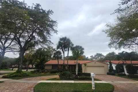 House in Miami Lakes, Florida 3 bedrooms, 195.75 sq.m. № 2009294