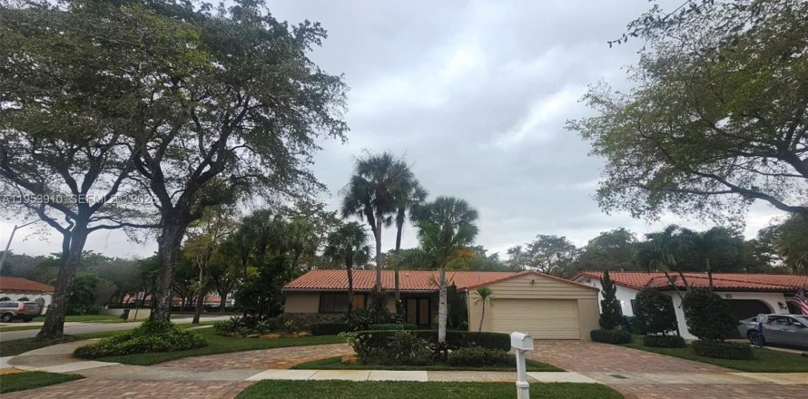 House in Miami Lakes, Florida 3 bedrooms, 195.75 sq.m. № 2009294