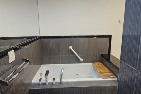 House in Miami Lakes, Florida 3 bedrooms, 195.75 sq.m. № 2009294 - photo 9