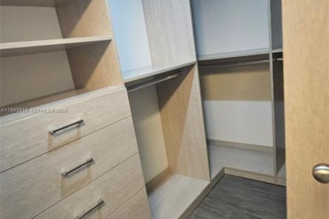 House in Miami Lakes, Florida 3 bedrooms, 195.75 sq.m. № 2009294 - photo 8