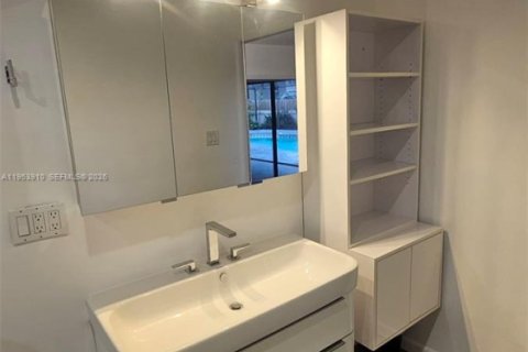 House in Miami Lakes, Florida 3 bedrooms, 195.75 sq.m. № 2009294 - photo 7