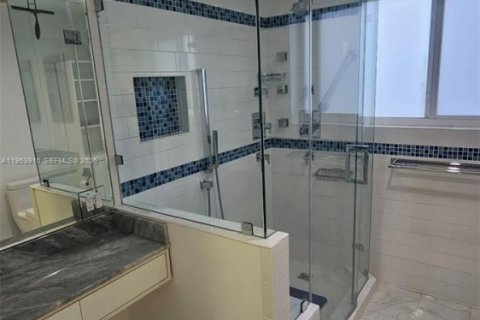 House in Miami Lakes, Florida 3 bedrooms, 195.75 sq.m. № 2009294 - photo 12