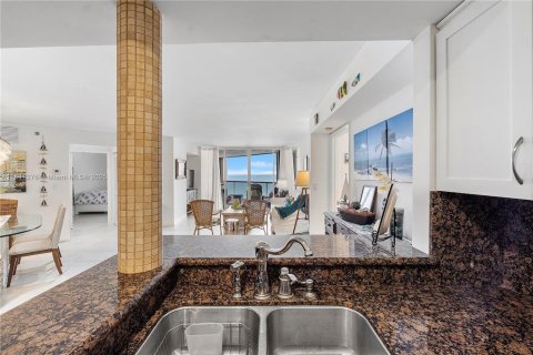 Copropriété à louer à Miami Beach, Floride: 2 chambres, 110.55 m2 № 1833741 - photo 13