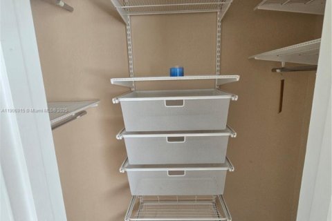 House in Hollywood, Florida 3 bedrooms, 140.84 sq.m. № 1964923 - photo 7