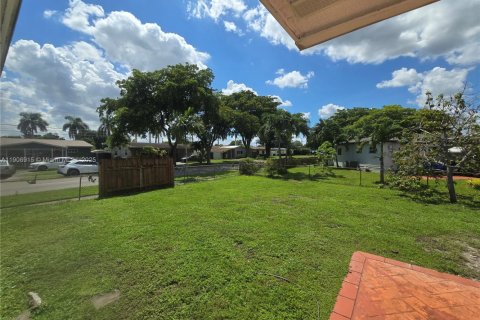 House in Hollywood, Florida 3 bedrooms, 140.84 sq.m. № 1964923 - photo 11