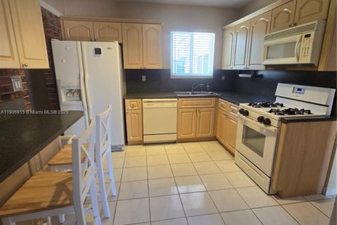 House in Hollywood, Florida 3 bedrooms, 140.84 sq.m. № 1964923 - photo 3