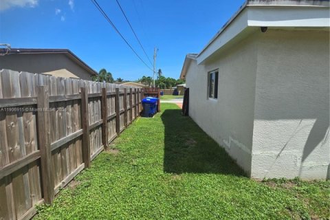 House in Hollywood, Florida 3 bedrooms, 140.84 sq.m. № 1964923 - photo 10