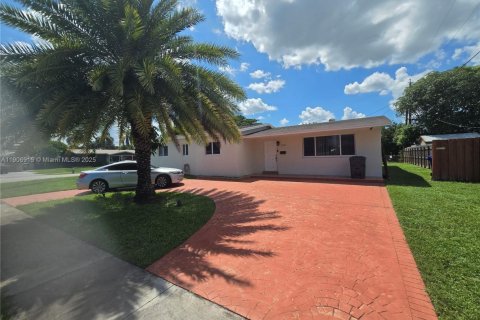 House in Hollywood, Florida 3 bedrooms, 140.84 sq.m. № 1964923 - photo 2