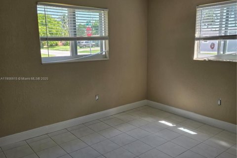 House in Hollywood, Florida 3 bedrooms, 140.84 sq.m. № 1964923 - photo 4