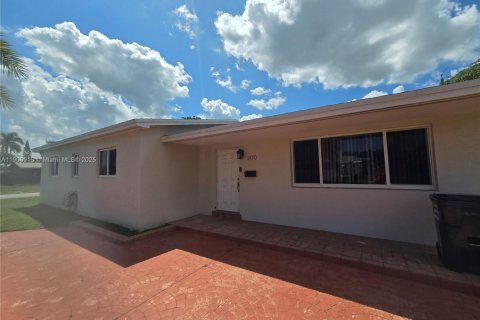 House in Hollywood, Florida 3 bedrooms, 140.84 sq.m. № 1964923 - photo 1