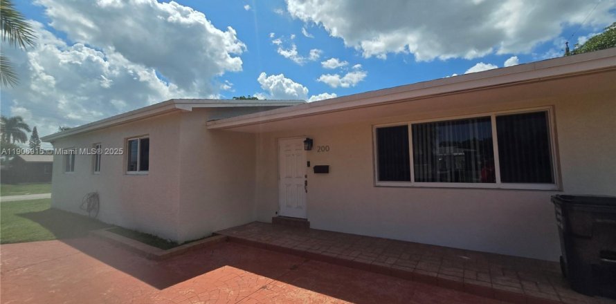 House in Hollywood, Florida 3 bedrooms, 140.84 sq.m. № 1964923