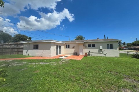House in Hollywood, Florida 3 bedrooms, 140.84 sq.m. № 1964923 - photo 9