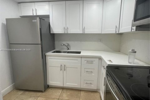 Copropriété à vendre à Pinecrest, Floride: 2 chambres, 74.79 m2 № 1858934 - photo 1