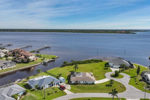 Casa en Port Charlotte, Florida 3 dormitorios, 176.42 m2 № 2133715