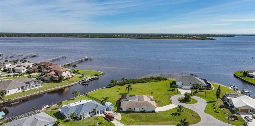 Villa ou maison à Port Charlotte, Floride 3 chambres, 176.42 m2 № 2133715