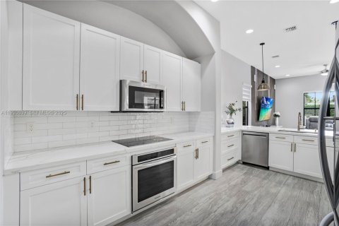 Купить виллу или дом в Купер-Сити, Флорида 4 спальни, 252.69м2, № 1991107 - фото 7