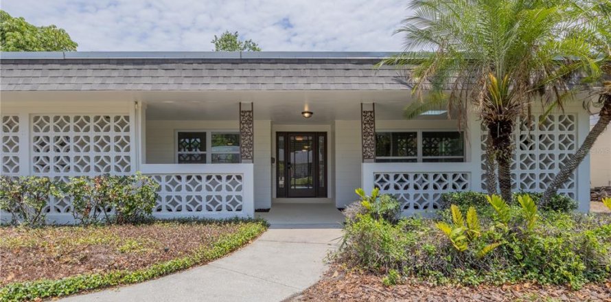House in Maitland, Florida 4 bedrooms, 206.06 sq.m. № 1682929