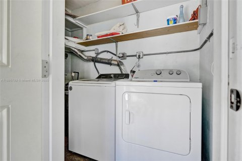 Villa ou maison à vendre à Fort Lauderdale, Floride: 3 chambres, 91.79 m2 № 1948624 - photo 13