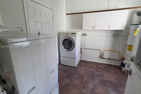 House in Hollywood, Florida 4 bedrooms, 228.91 sq.m. № 2008372 - photo 24